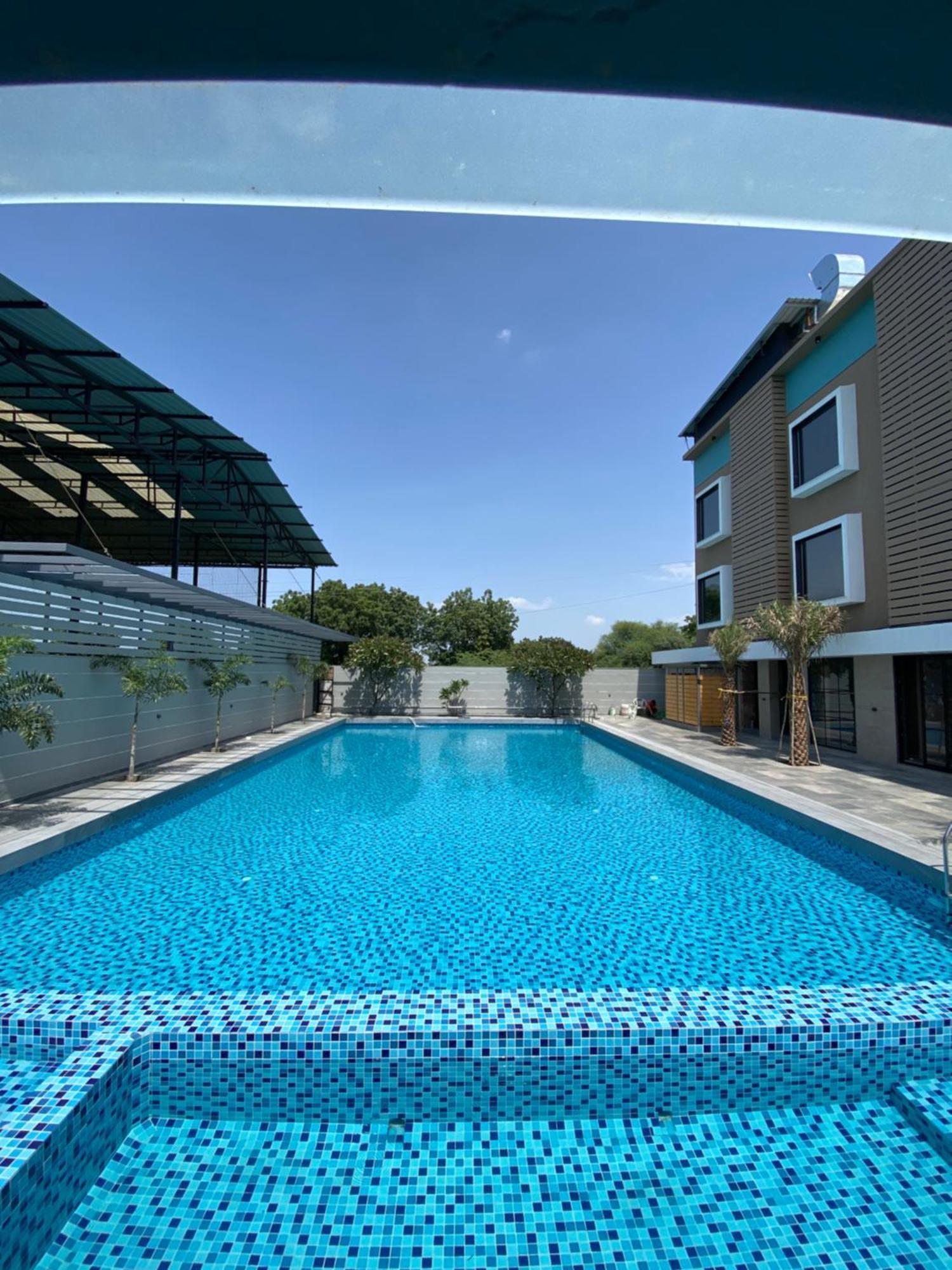 The Pavilion Park Resort Malegaon Esterno foto